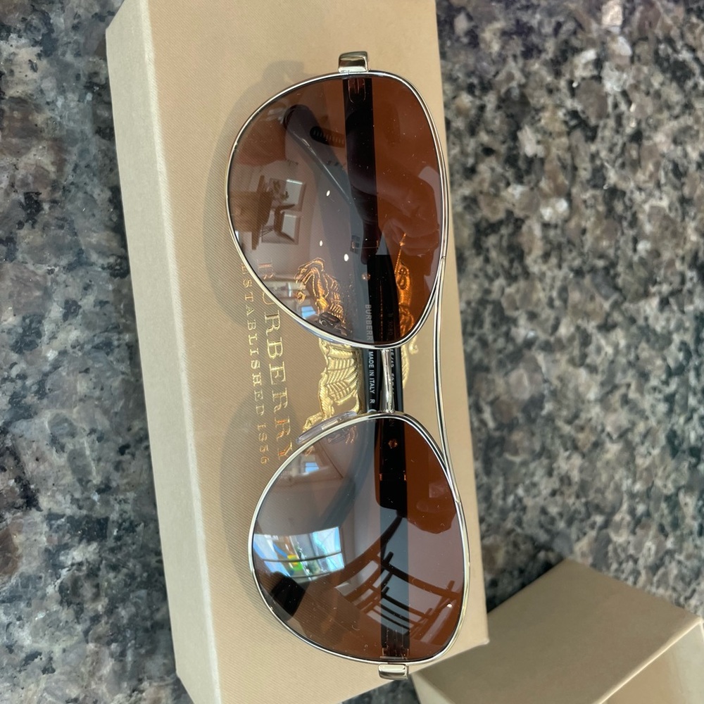 Burberry Limited Edition BE3080 sunglasses. Great condition - Picture 6 of 11